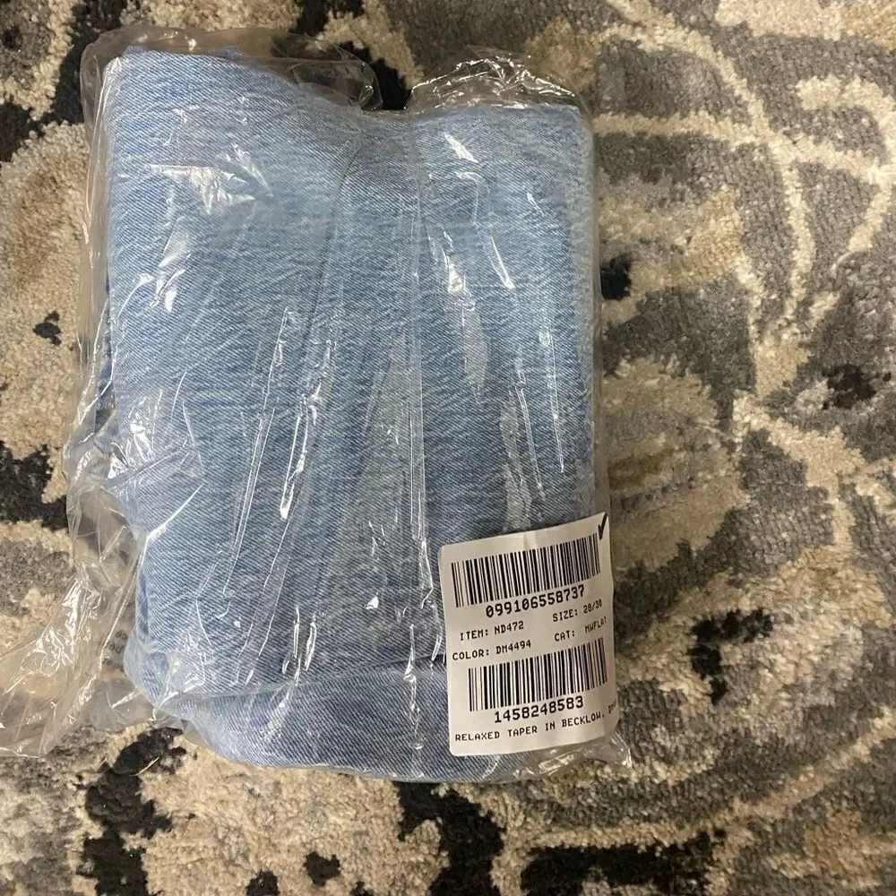 Madewell Relaxed Taper Jeans in Becklow Wash
